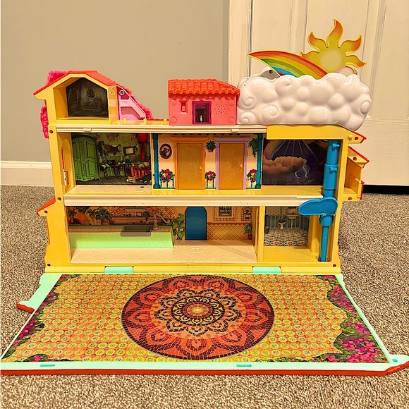 Encanto play set (no characters included) -plays music when doors are opened - Picture 1 of 3